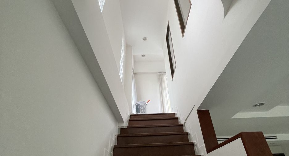 Casa en alquiler de 4 habitaciones en Watthana, Bangkok