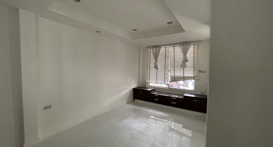 Casa en alquiler de 4 habitaciones en Watthana, Bangkok