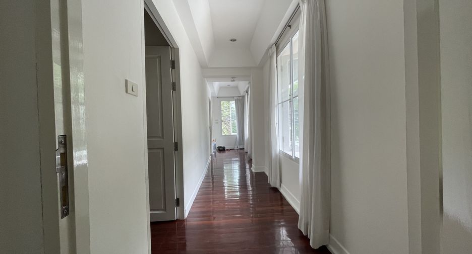 Casa en alquiler de 4 habitaciones en Watthana, Bangkok