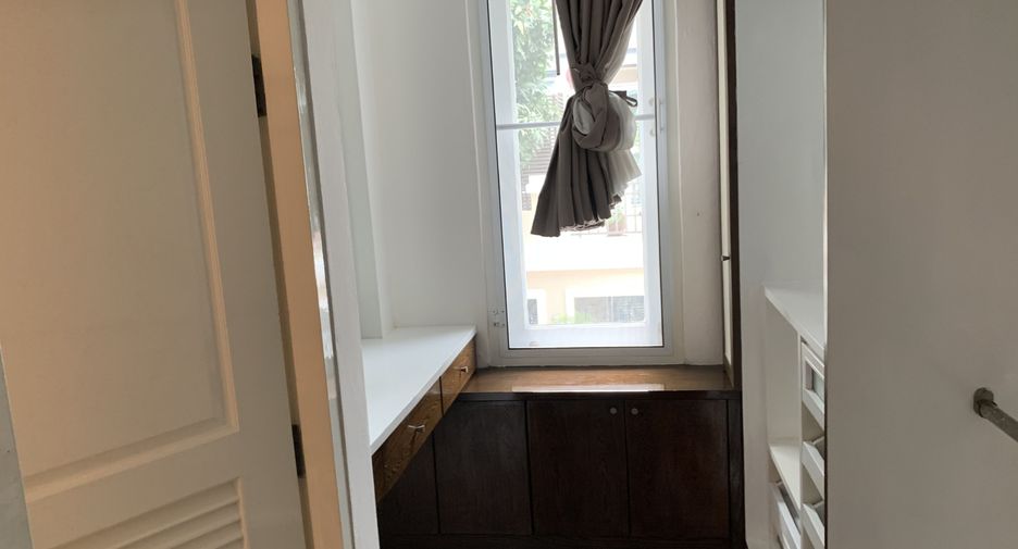 Casa en alquiler de 4 habitaciones en Watthana, Bangkok