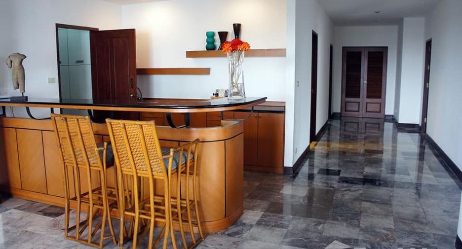 For rent 4 bedrooms condo in Watthana, Bangkok