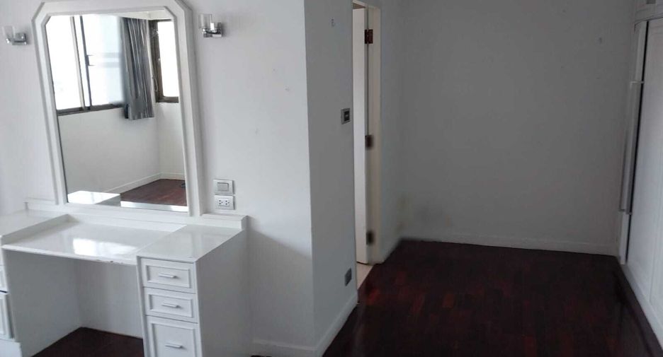 For rent 4 bedrooms condo in Khlong Toei, Bangkok
