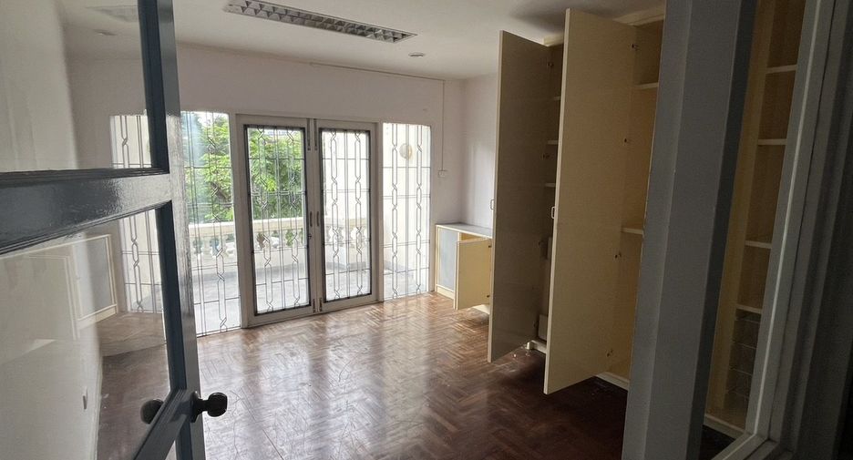 For rent 1 bed office in Khlong San, Bangkok