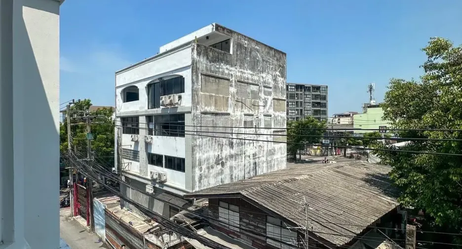 For rent 3 bedrooms townhouse in Phra Khanong, Bangkok