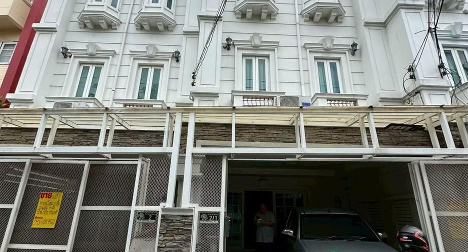 À louer 3 chambres maison de ville à Phra Khanong, Bangkok
