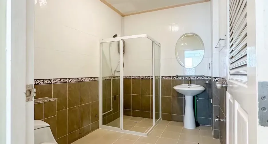 For rent 3 bedrooms townhouse in Phra Khanong, Bangkok