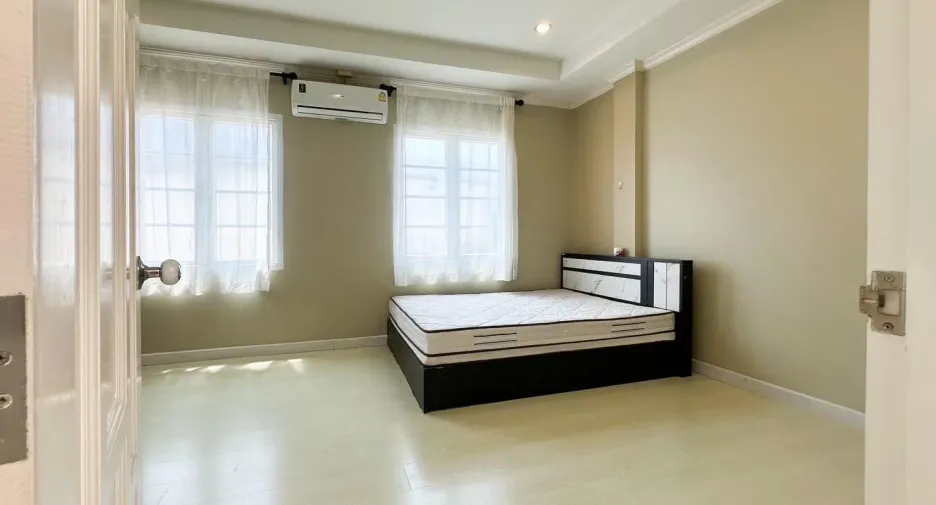 For rent 3 bedrooms townhouse in Phra Khanong, Bangkok