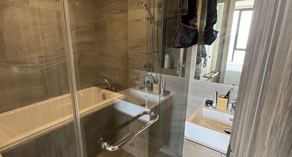 For rent 2 bedrooms condo in Khlong Toei, Bangkok