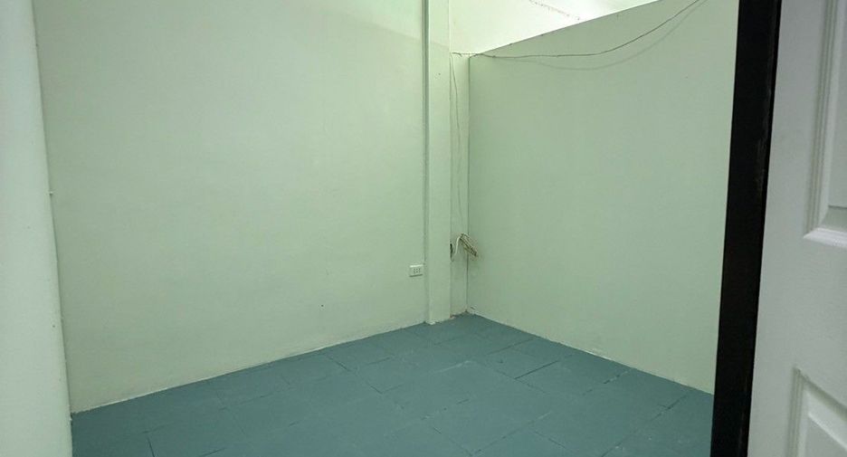 For rent 3 bedrooms townhouse in Bang Kho Laem, Bangkok