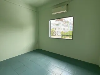 Casa adosada en alquiler de 3 habitaciones en Bang Kho Laem, Bangkok