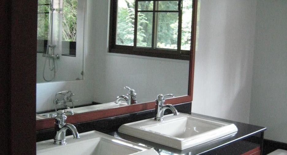 For rent 4 bedrooms house in Huai Khwang, Bangkok