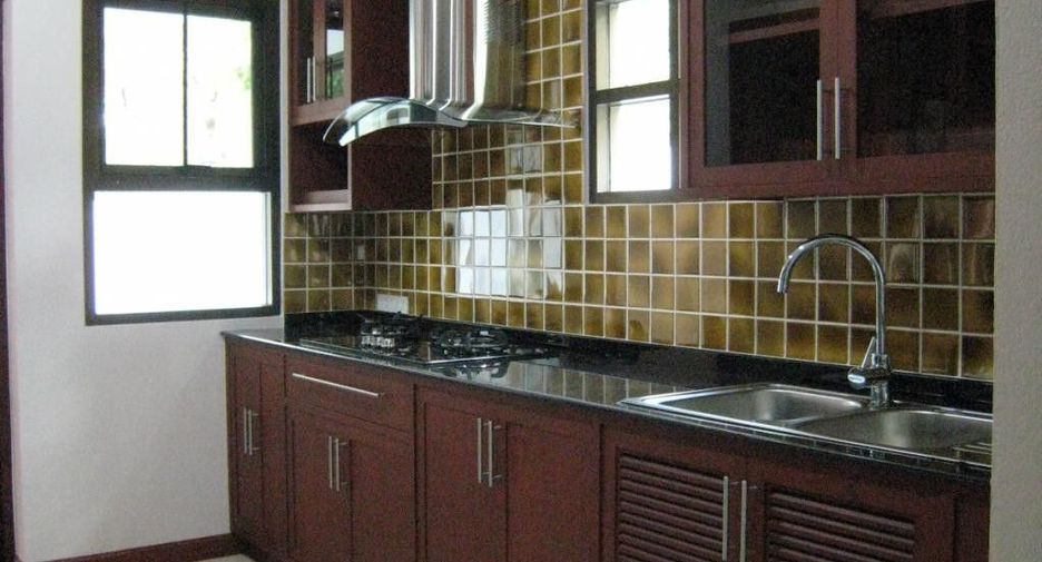 For rent 4 bedrooms house in Huai Khwang, Bangkok