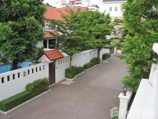 À louer 4 chambres maison à Huai Khwang, Bangkok