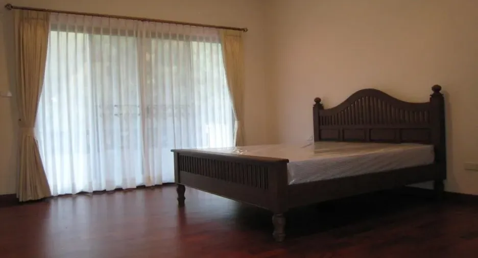 Casa en alquiler de 4 habitaciones en Huai Khwang, Bangkok