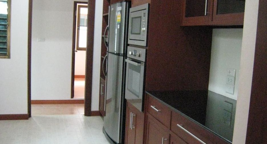 For rent 4 bedrooms house in Huai Khwang, Bangkok