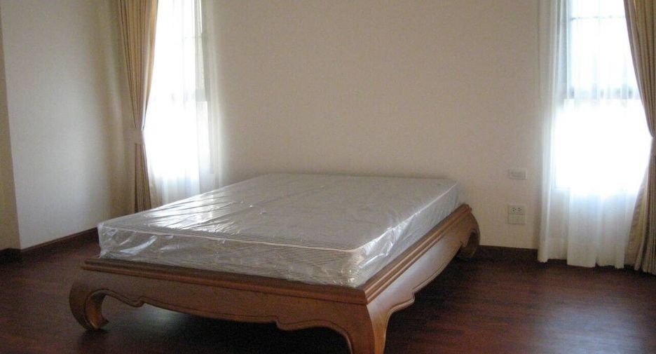 For rent 4 bedrooms house in Huai Khwang, Bangkok