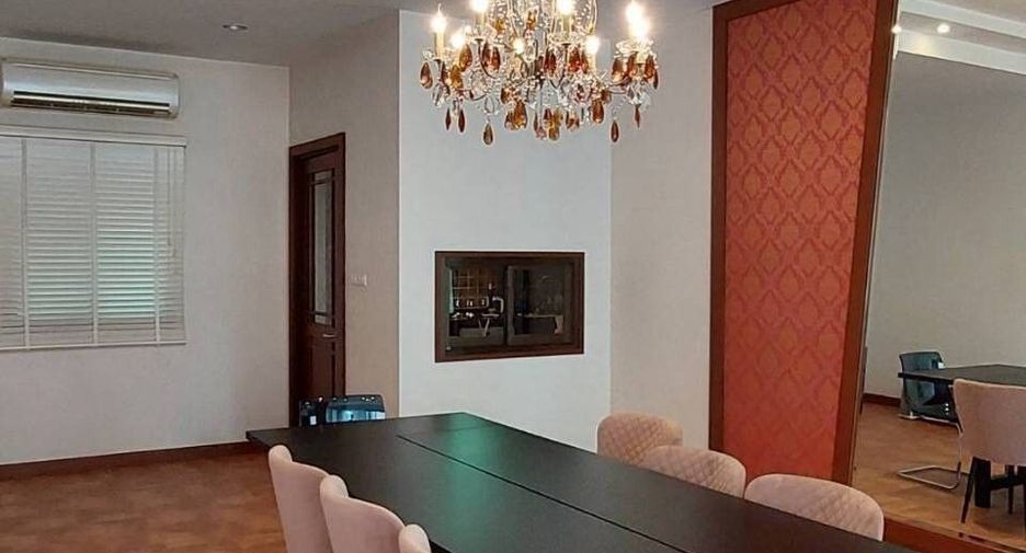 For rent 4 bedrooms house in Huai Khwang, Bangkok