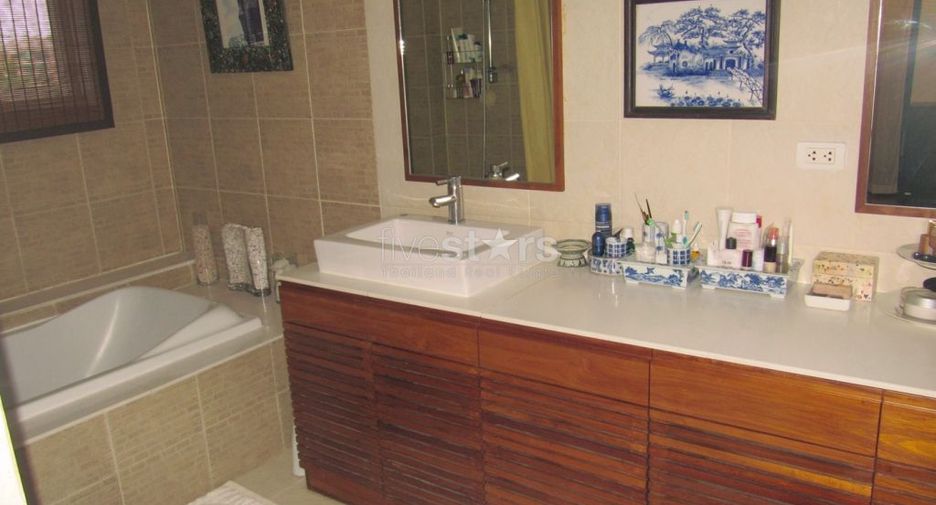 For rent 4 bedrooms condo in Watthana, Bangkok