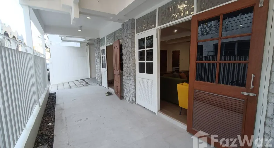 For rent 3 bedrooms townhouse in Watthana, Bangkok