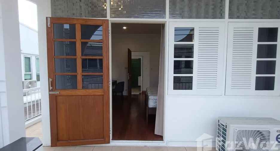 For rent 3 bedrooms townhouse in Watthana, Bangkok