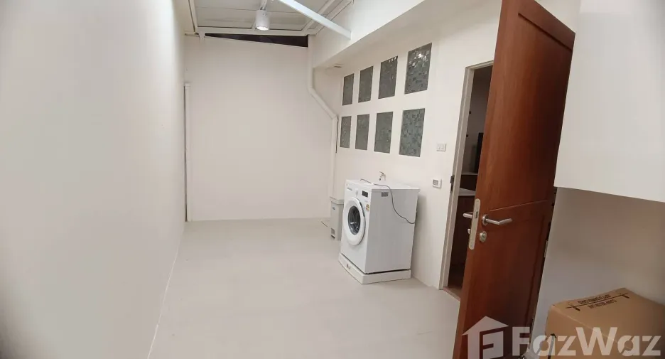 For rent 3 bedrooms townhouse in Watthana, Bangkok