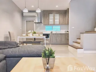 Casa adosada en alquiler de 3 habitaciones en Prawet, Bangkok