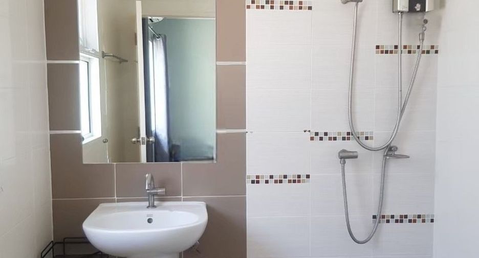 For rent 3 bedrooms townhouse in Prawet, Bangkok