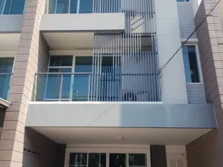 Casa adosada en alquiler de 3 habitaciones en Prawet, Bangkok