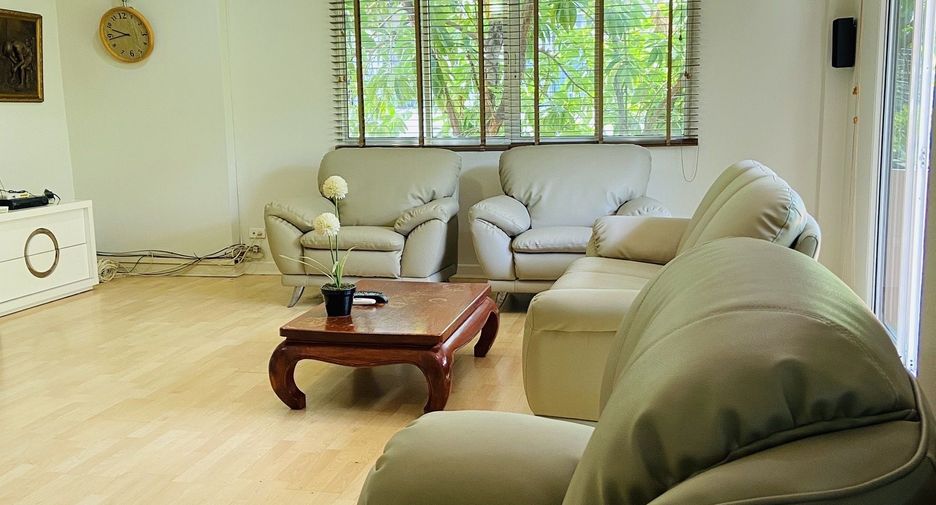 For rent 5 bedrooms townhouse in Khlong Toei, Bangkok