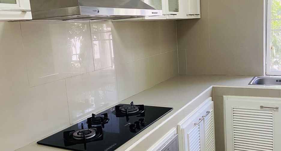 For rent 5 bedrooms townhouse in Khlong Toei, Bangkok