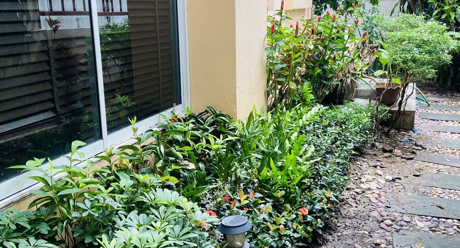 For rent 5 bedrooms townhouse in Khlong Toei, Bangkok