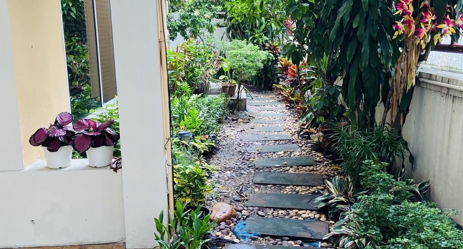 For rent 5 bedrooms townhouse in Khlong Toei, Bangkok