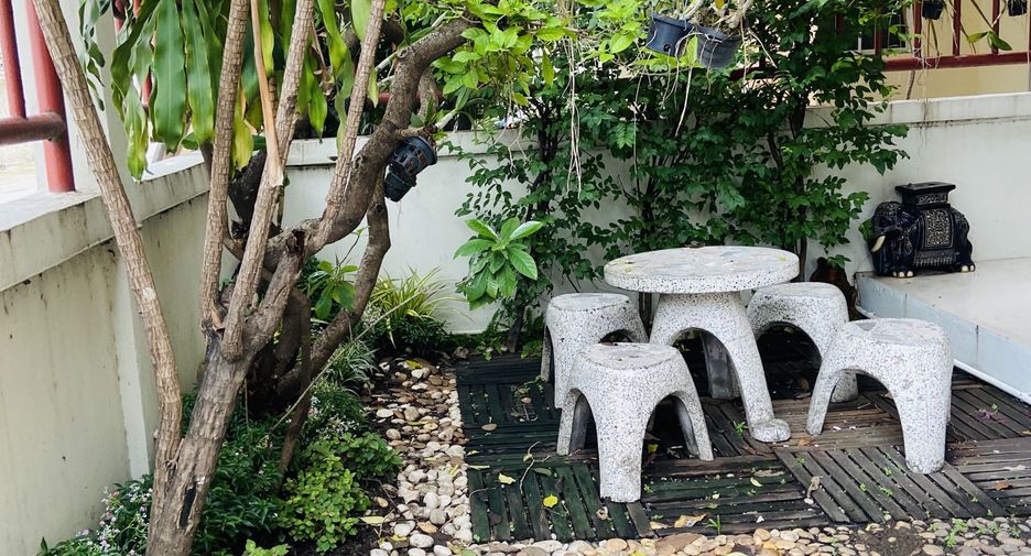 For rent 5 bedrooms townhouse in Khlong Toei, Bangkok