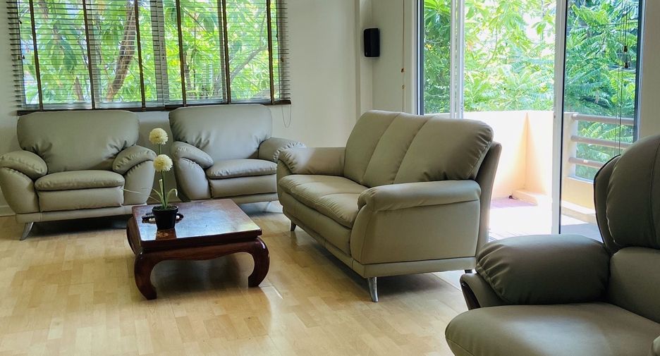 For rent 5 bedrooms townhouse in Khlong Toei, Bangkok