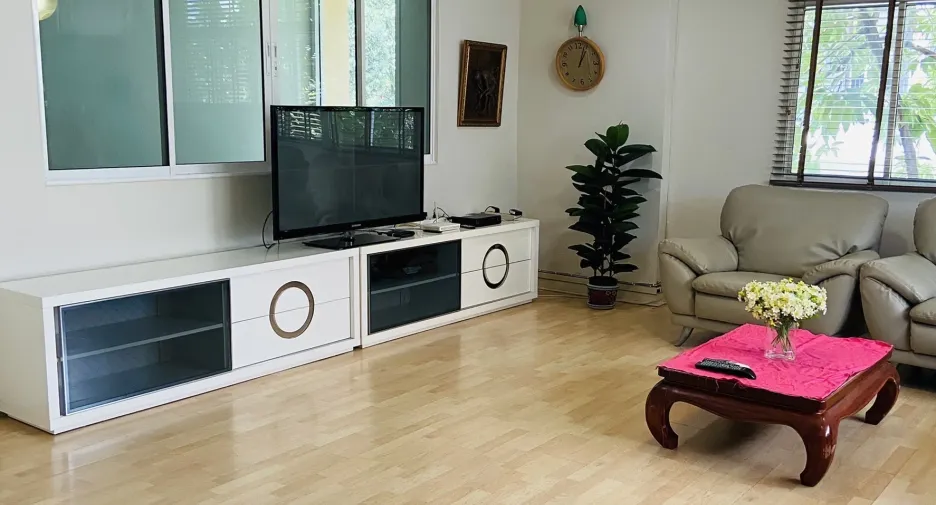 For rent 5 bedrooms townhouse in Khlong Toei, Bangkok