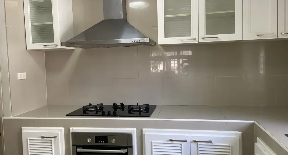 For rent 5 bedrooms townhouse in Khlong Toei, Bangkok