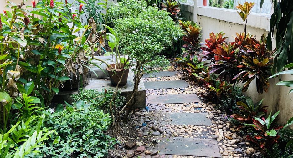 For rent 5 bedrooms townhouse in Khlong Toei, Bangkok