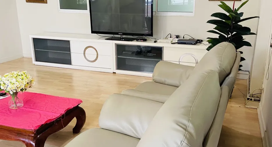 For rent 5 bedrooms townhouse in Khlong Toei, Bangkok