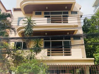 Casa adosada en alquiler de 5 habitaciones en Khlong Toei, Bangkok