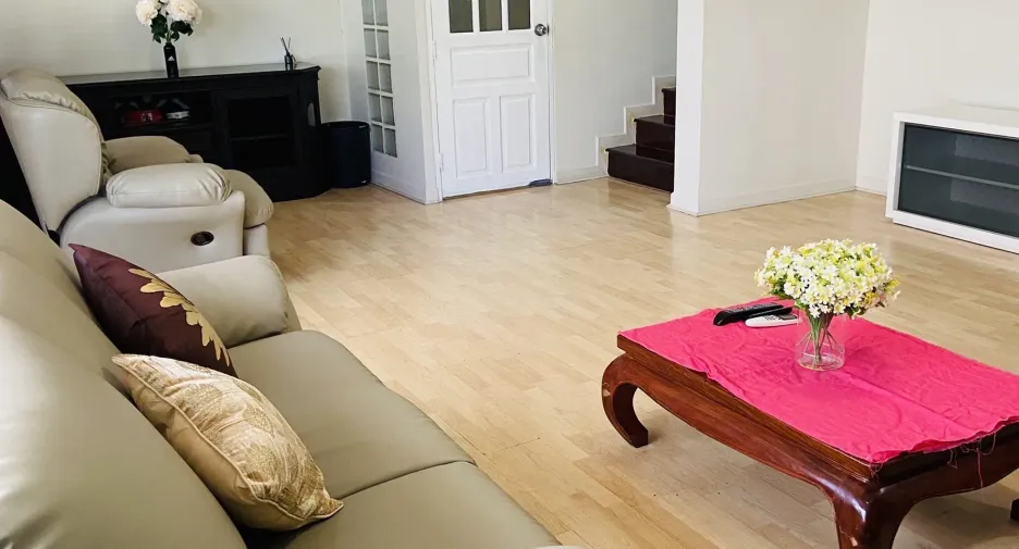 For rent 5 bedrooms townhouse in Khlong Toei, Bangkok