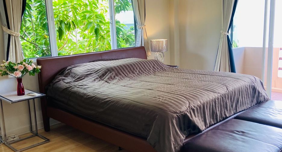 For rent 5 bedrooms townhouse in Khlong Toei, Bangkok