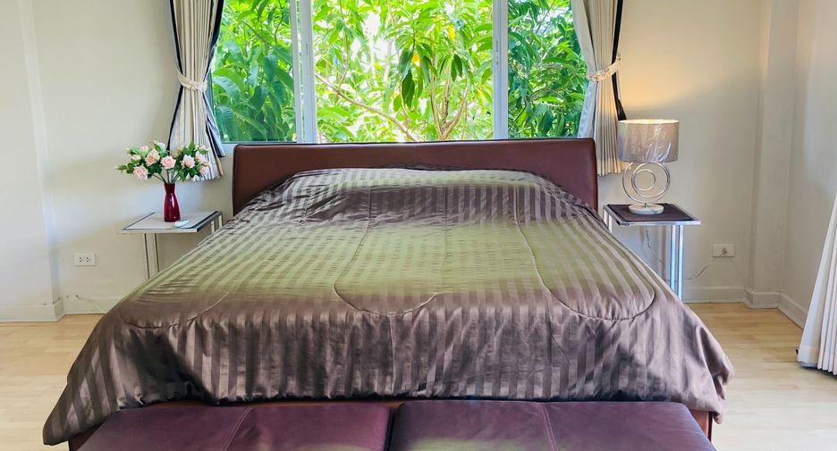 For rent 5 bedrooms townhouse in Khlong Toei, Bangkok