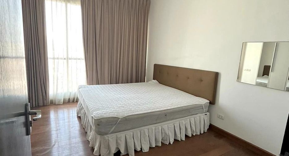 For rent 3 bedrooms condo in Pathum Wan, Bangkok