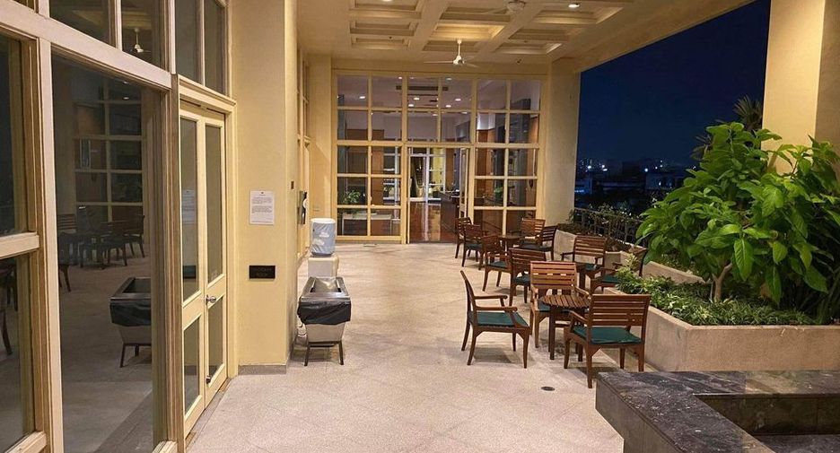 For rent 2 bedrooms condo in Khlong San, Bangkok