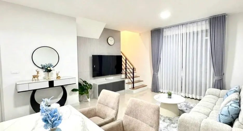 For rent 3 bedrooms townhouse in Bang Phli, Samut Prakan