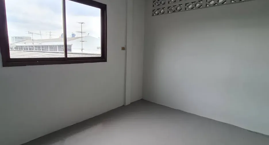 For rent 6 bedrooms retail Space in Yan Nawa, Bangkok