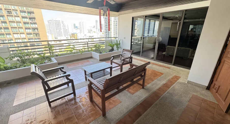 For rent 4 bedrooms apartment in Khlong Toei, Bangkok