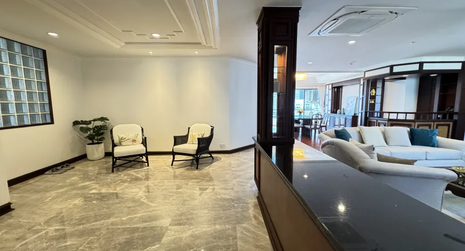 For rent 4 bedrooms apartment in Khlong Toei, Bangkok