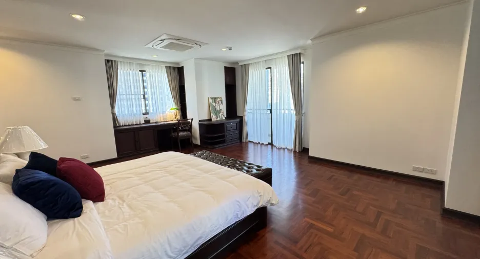 For rent 4 bedrooms apartment in Khlong Toei, Bangkok