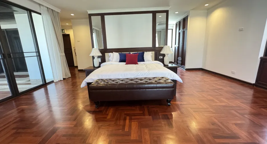 For rent 4 bedrooms apartment in Khlong Toei, Bangkok